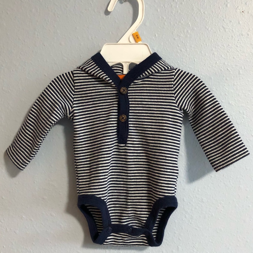 Carter’s Baby Boy Hoodie Onesie. Size New Born